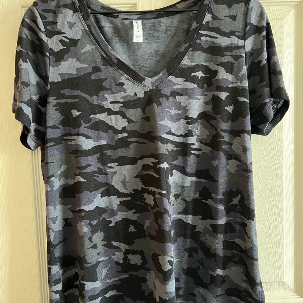 Athleta Camo Breezy V-Neck Tee 22$ L